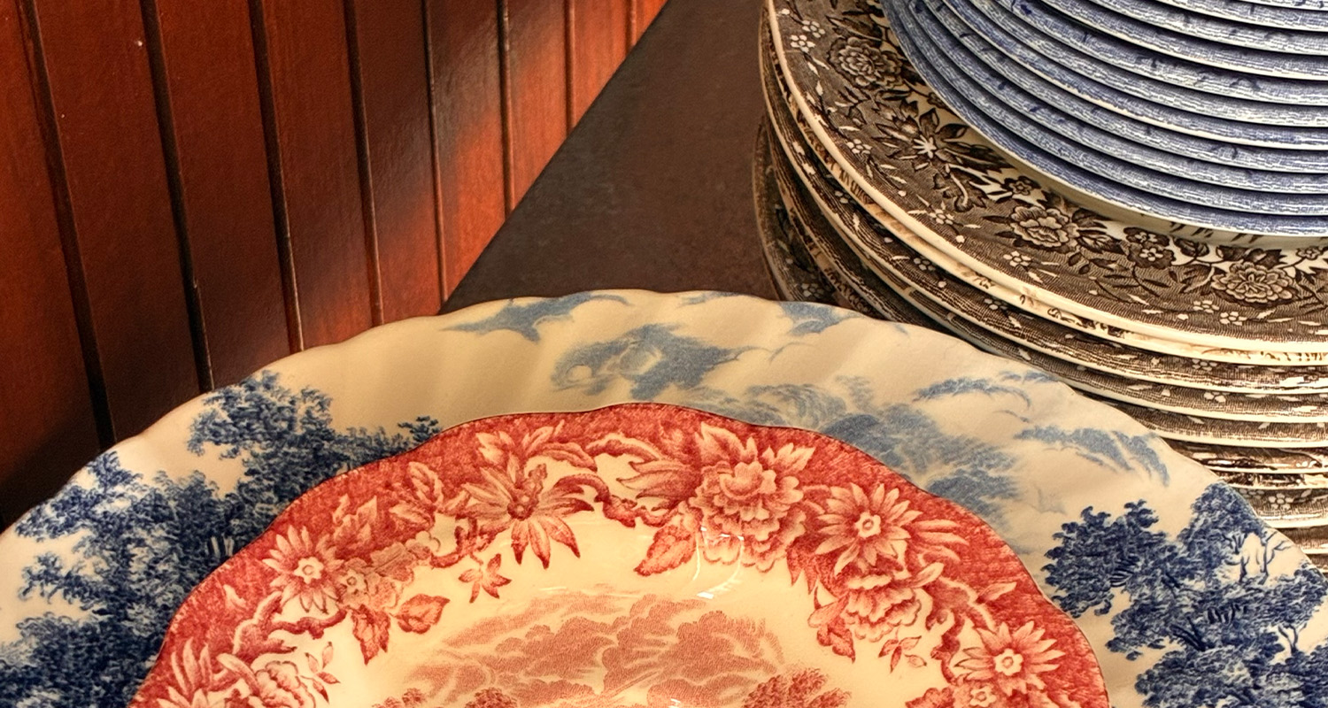 Assiettes anciennes empilées sur une table en bois