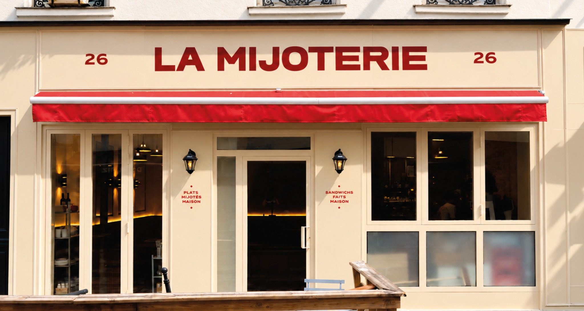 Façade de La Mijoterie, store rouge et devanture crème