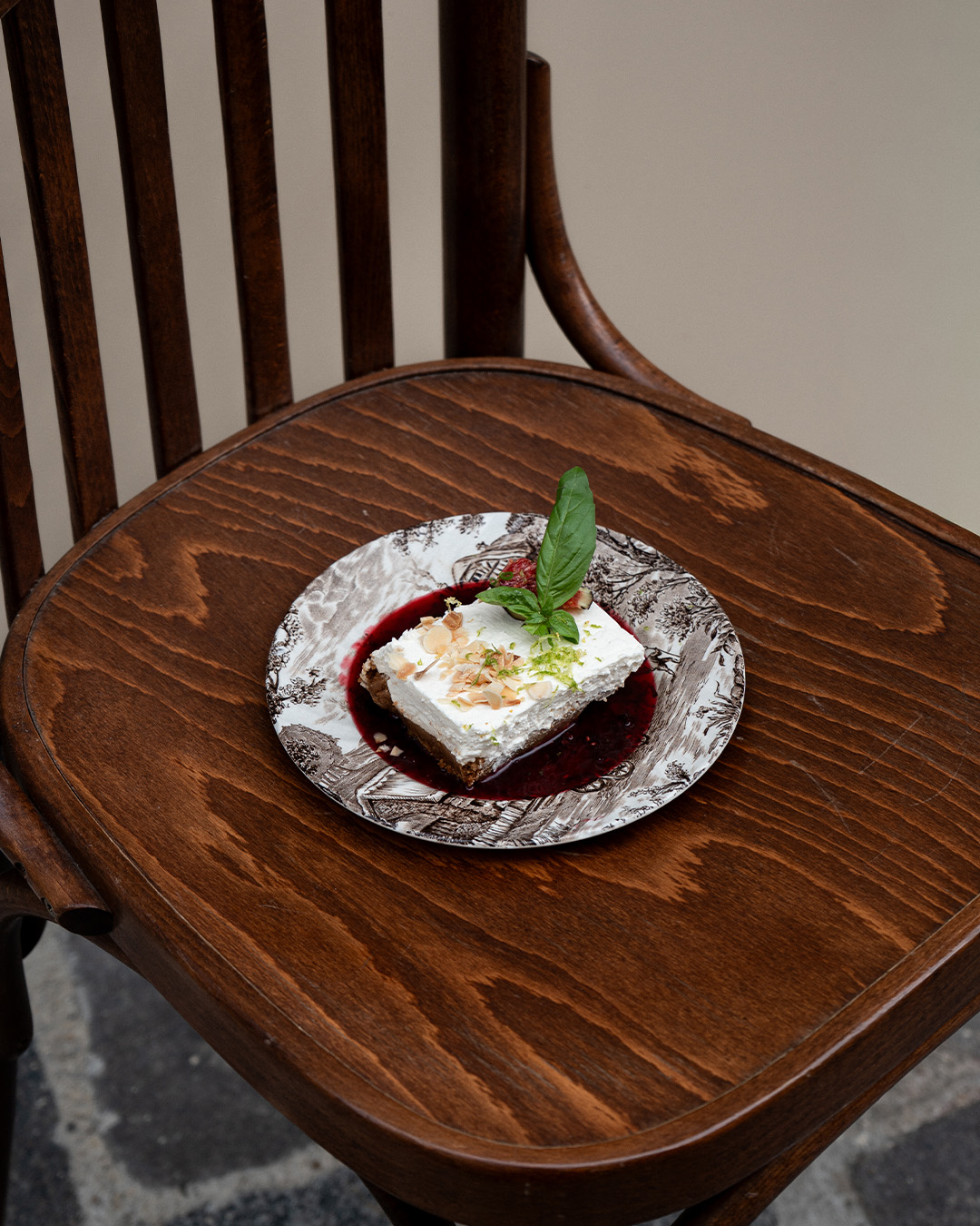 Dessert servi dans une assiette sur une chaise en bois